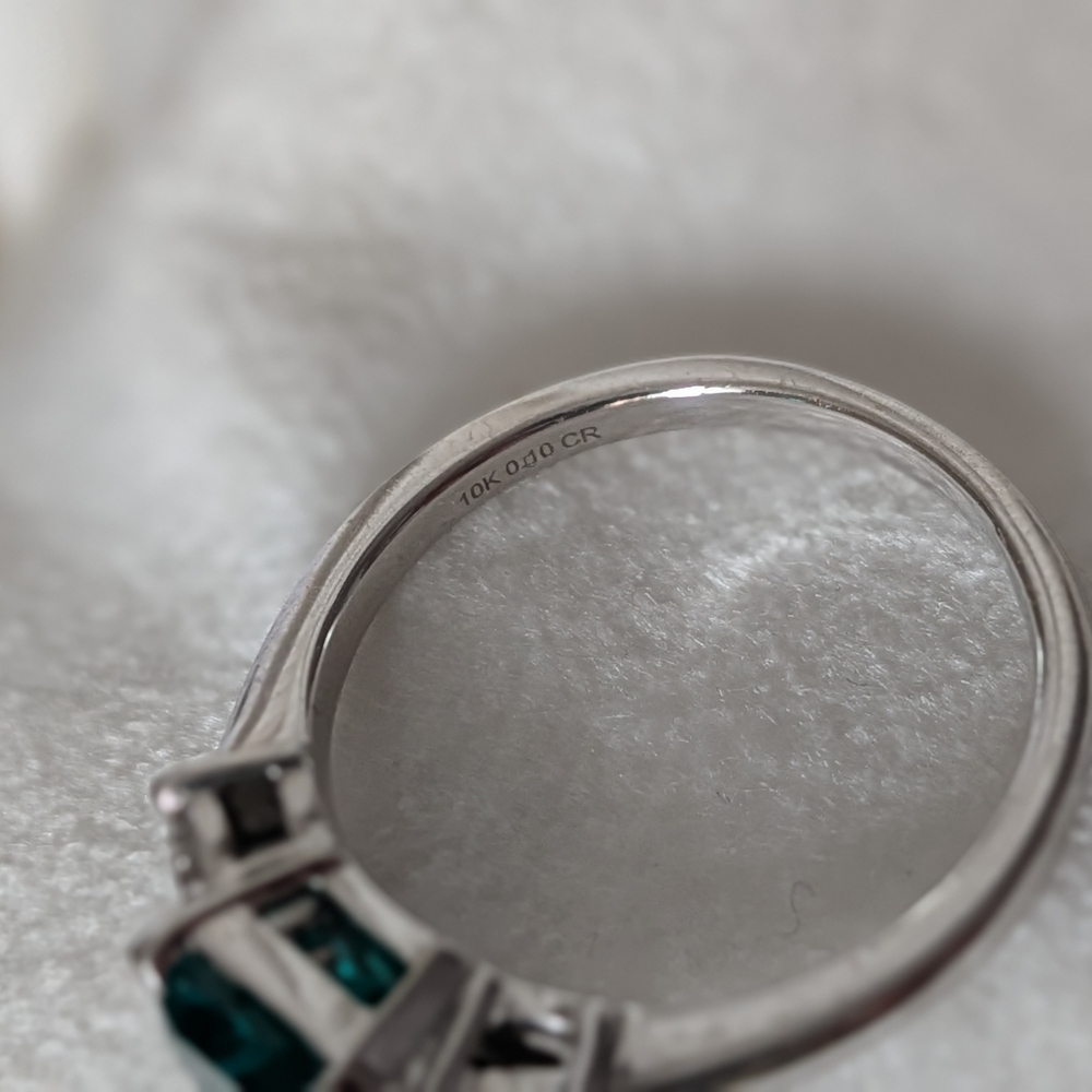 Emerald And Diamond White Gold Ring - Picture 2 of 13